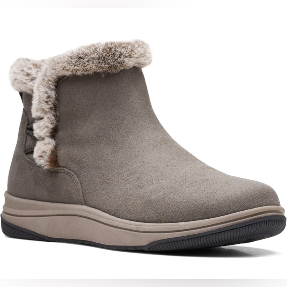 NWT) Clarks Women's Breeze Fur Ankle Boot Size 10